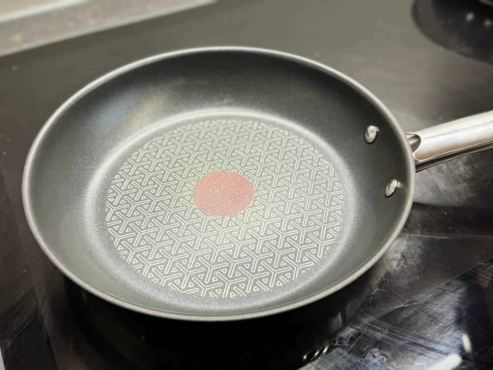 Eine der Pfannen des getesteten Pfannensets von Tefal steht auf einem Kochfeld.