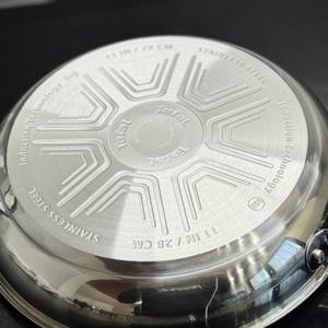Detailansicht der Unterseite einer der Pfannen des getesteten Pfannensets von Tefal.