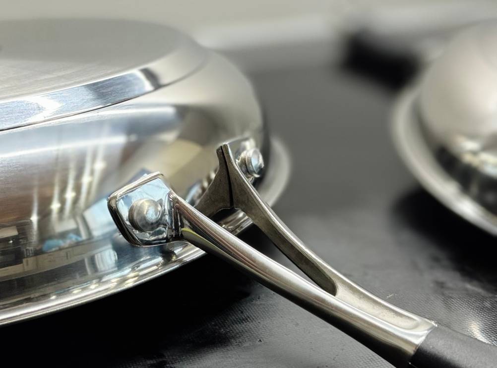 Pfannenset-Test: Detailansicht der Befestigung des Stiels an den Pfannen von Zwilling.
