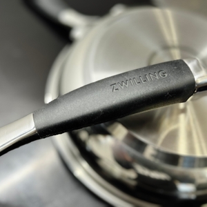 Detailansicht der Gummiummantelung des Stiels des getesteten Pfannensets von Zwilling.