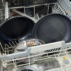 Die drei Pfannen des getesteten Pfannensets von Zwilling stehen in einer geöffneten Spülmaschine.