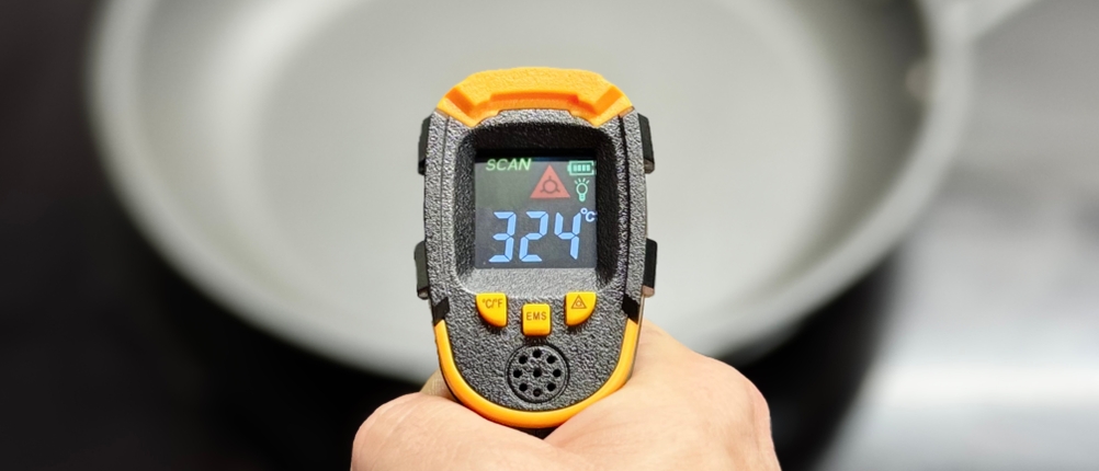 Eine Person misst die Temperatur einer Pfanne des getesteten Pfannensets von Zwilling.