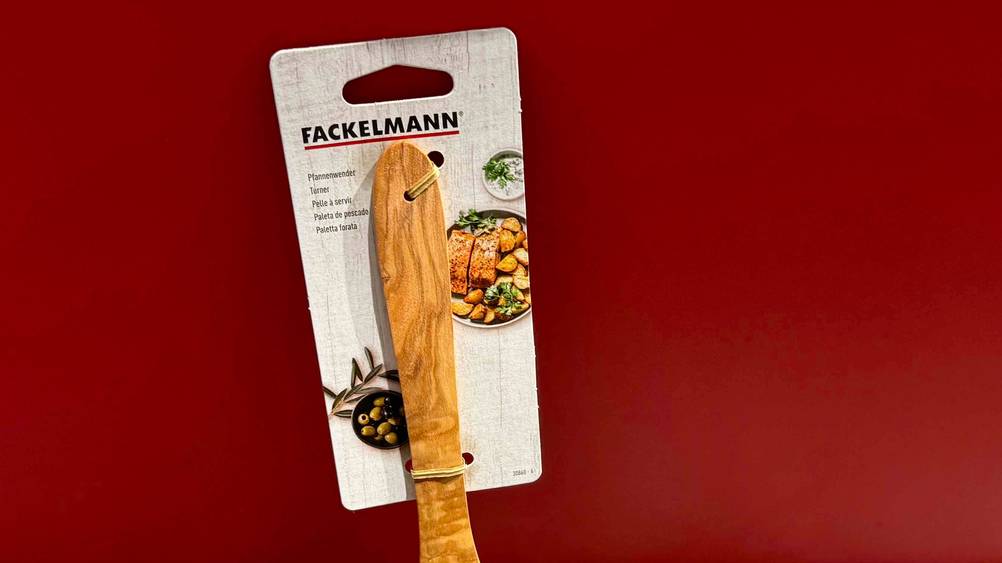 Pfannenwender Holz getestet: Nahaufnahme des Labels am Stil.