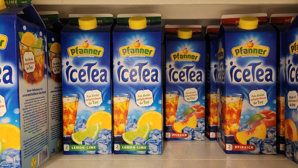 Mehrere Packungen des Pfanner-Eistees im Test in einem Verkaufsregal.