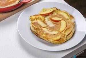 Pfannen-Test: Neben einer Pfanne steht ein Teller mit mehreren Pfannenkuchen.
