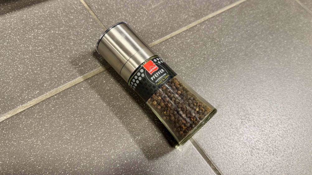 Pfeffer getestet: Eine Mühle auf einem grauen Boden liegend.