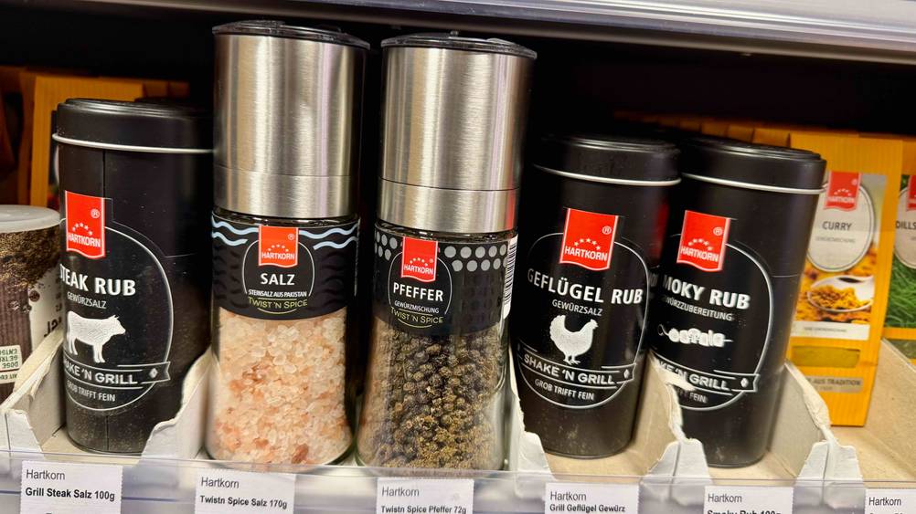 In einem Verkaufsregal befindet sich eine Mühle des getesten Pfeffers neben anderen Produkten.