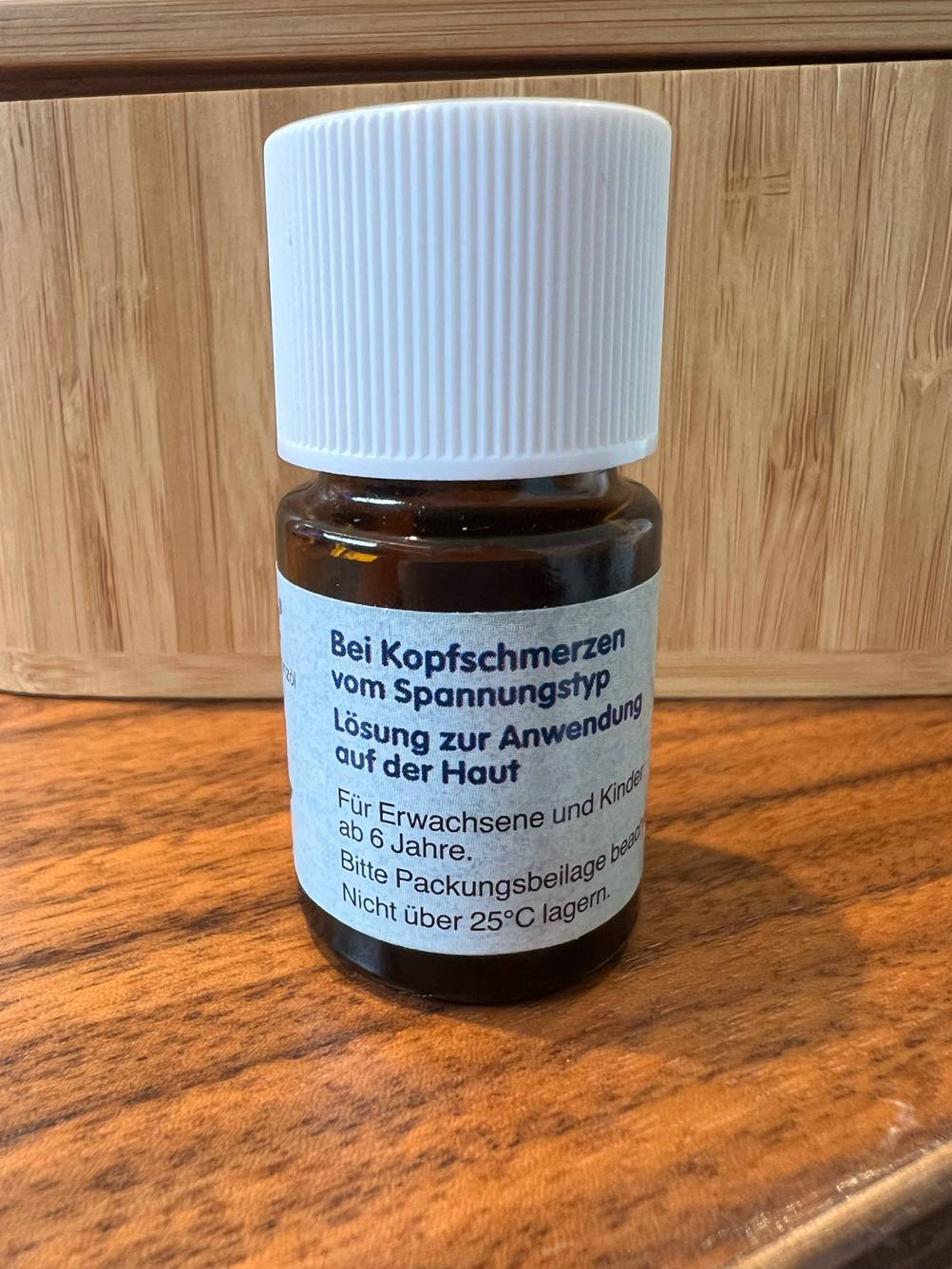 Pfefferminzöl getestet: Nahaufnahme der Informationen auf dem Label einer Flasche.