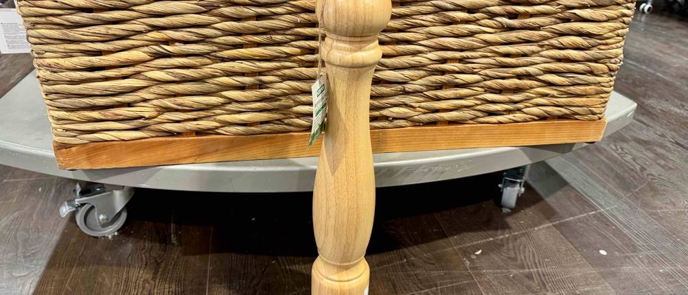 Pfeffermühle groß getestet: Eine Mühle steht vor einem Korb auf dem Boden.