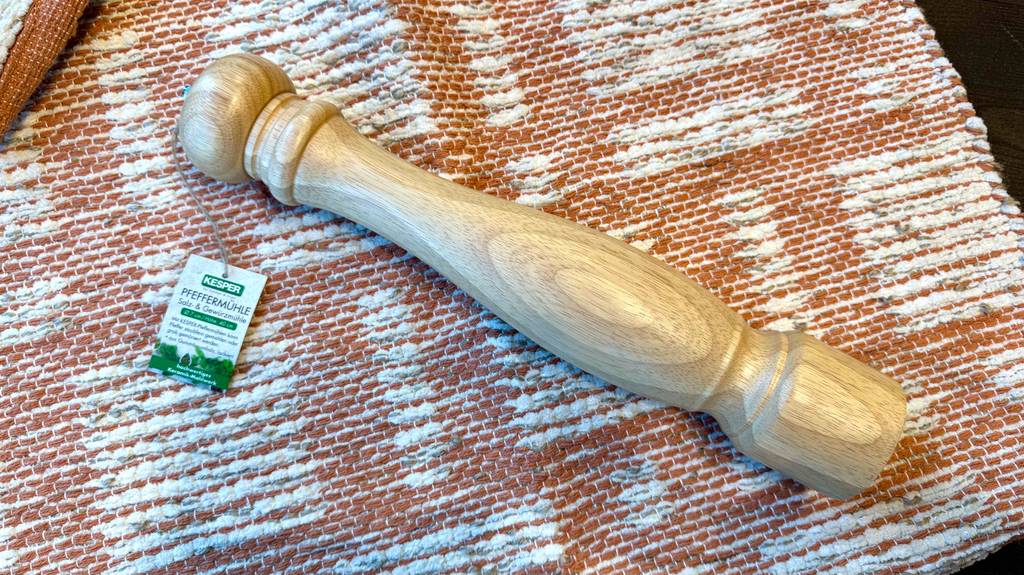 Auf einem Teppich befindet sich eine getestete Pfeffermühle groß.