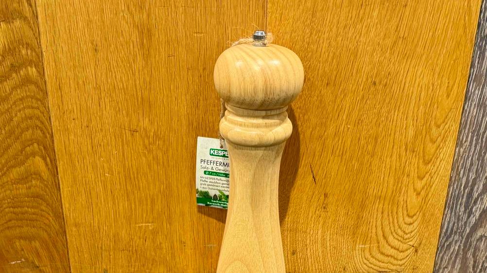 Pfeffermühle groß getestet: Nahaufnahme der Kugel vor einer Holzfläche.