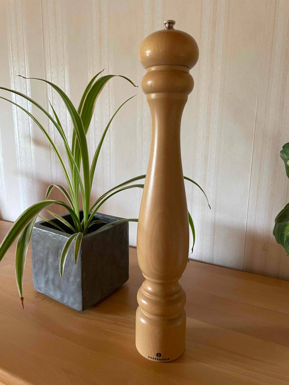 Eine braune Pfeffermühle