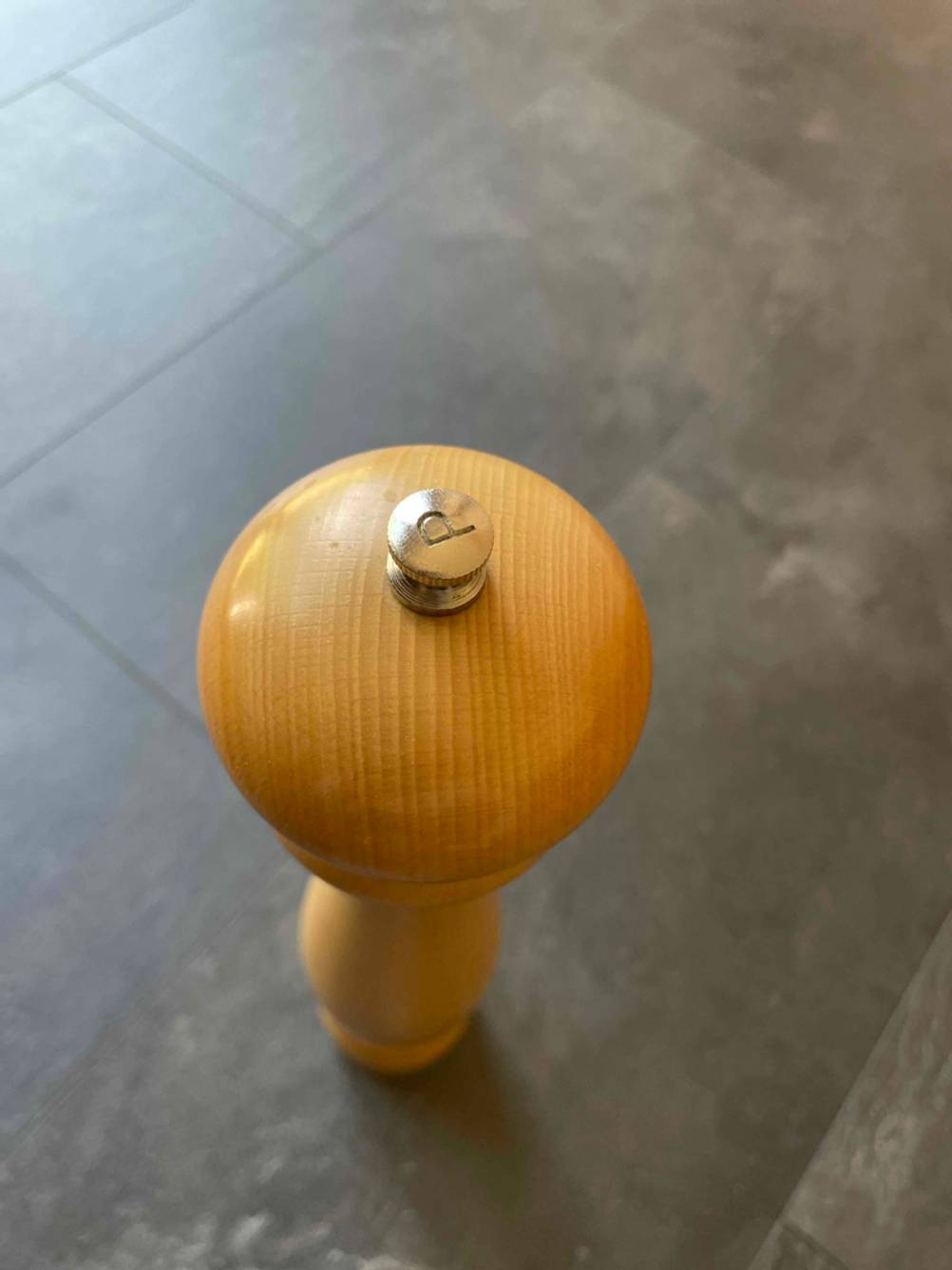 Im Test: Nahaufnahme des Kopfes mit eingraviertem P einer Holz-Pfeffermühle.