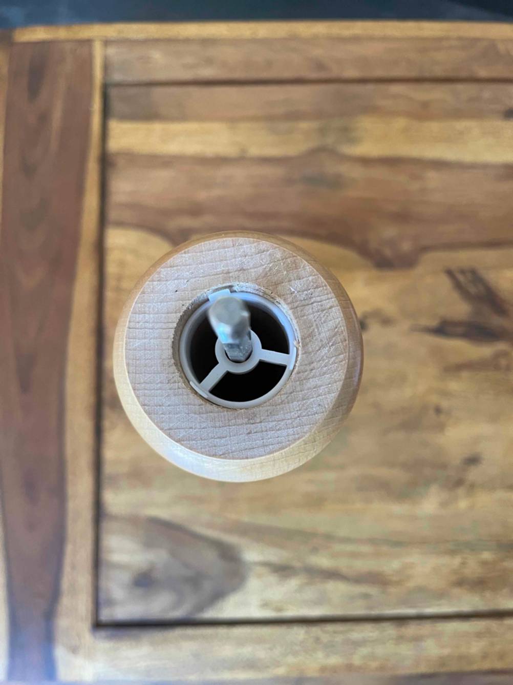 Nahaufnahme der Nachfüllöffnung einer Holz-Pfeffermühle im Test.
