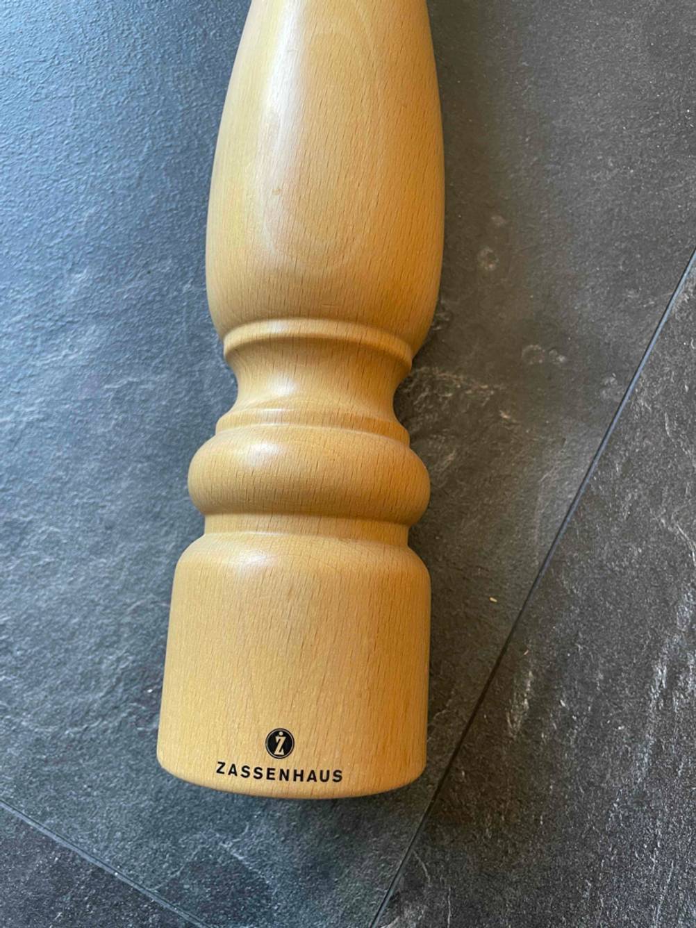 Holz-Pfeffermühle getestet: Detailaufnahme Logo am Boden.