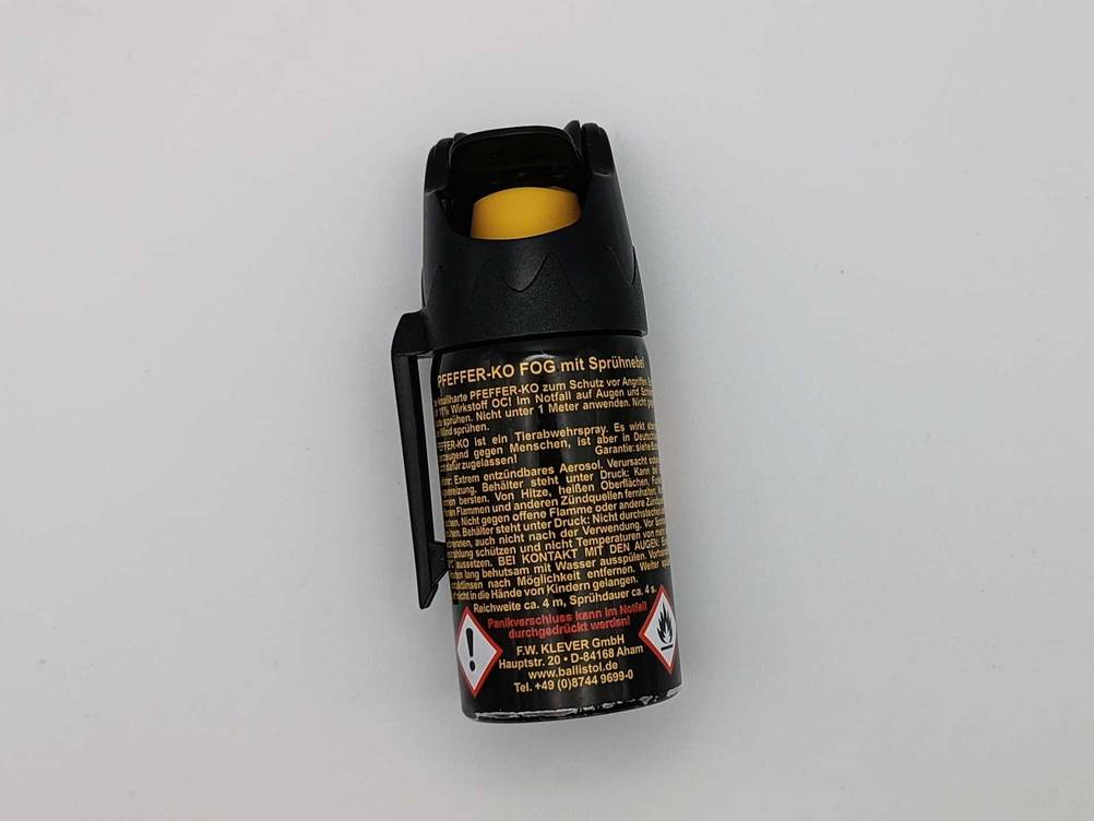 Pfefferspray getestet: Rückseite der Flasche auf einer hellen Fläche.