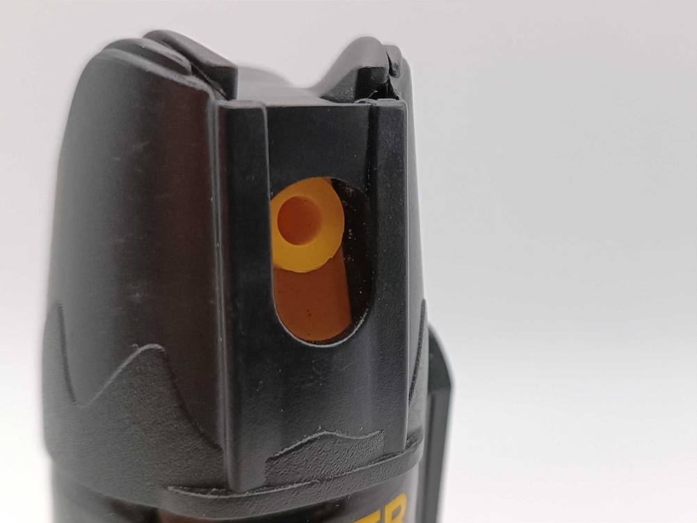 Nahaufnahme der Sprühdüse eines Pfeffersprays im Test.