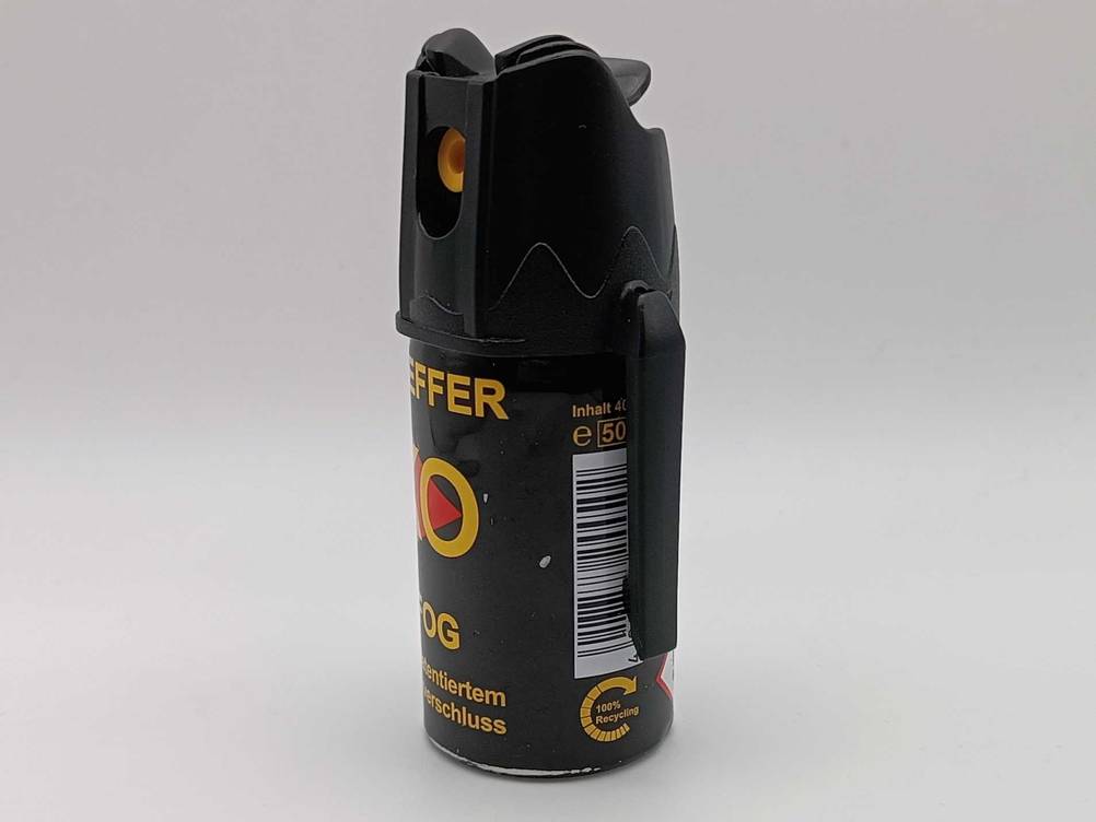 Seitliche Aufnahme vom Pfefferspray