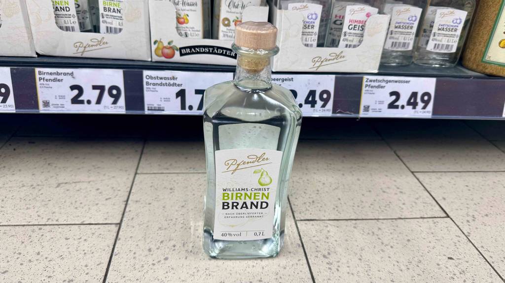 Williams-Birnenbrand-Test: Eine 700-ml-Flasche steht vor einem Verkaufsregal.