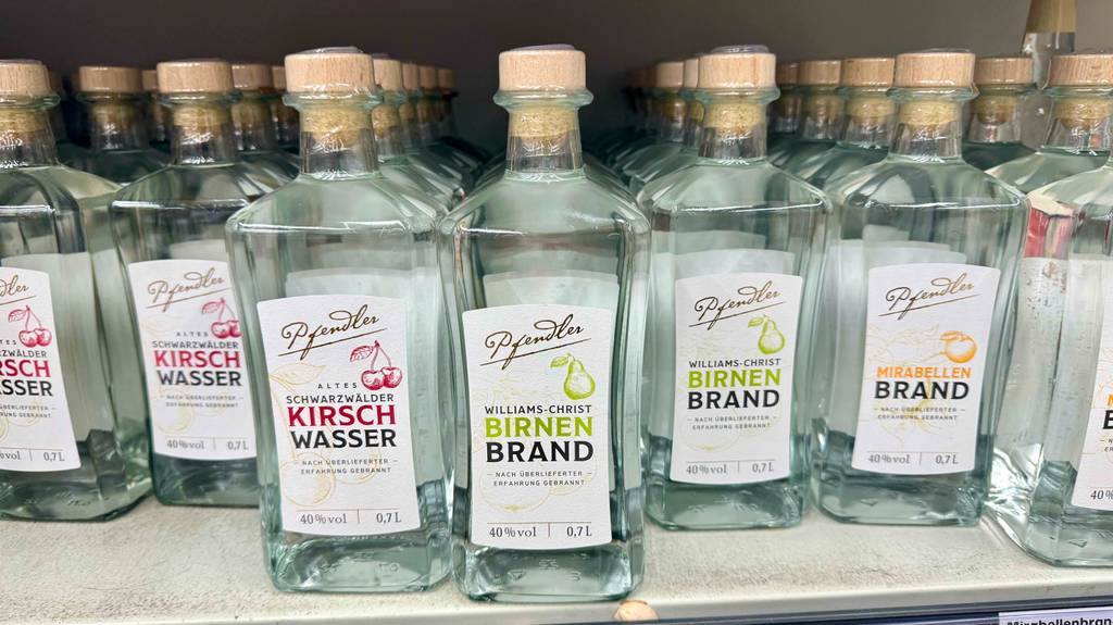 Williams-Birnenbrand im Test: Mehrere 700-ml-Flaschen mit verschiedenen Alkoholsorten stehen auf einem Verkaufsregal.