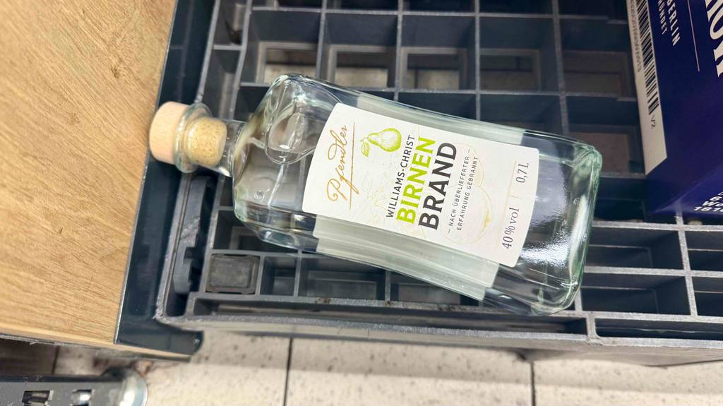 Getestet: Williams-Birnenbrand in der 700-ml-Flasche liegt in einem Einkaufskorb.