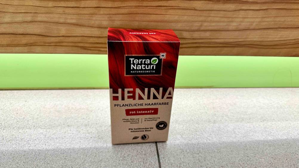 Pflanzenhaarfarbe getestet: Eine Packung von schräg oben auf einem hellen Boden.