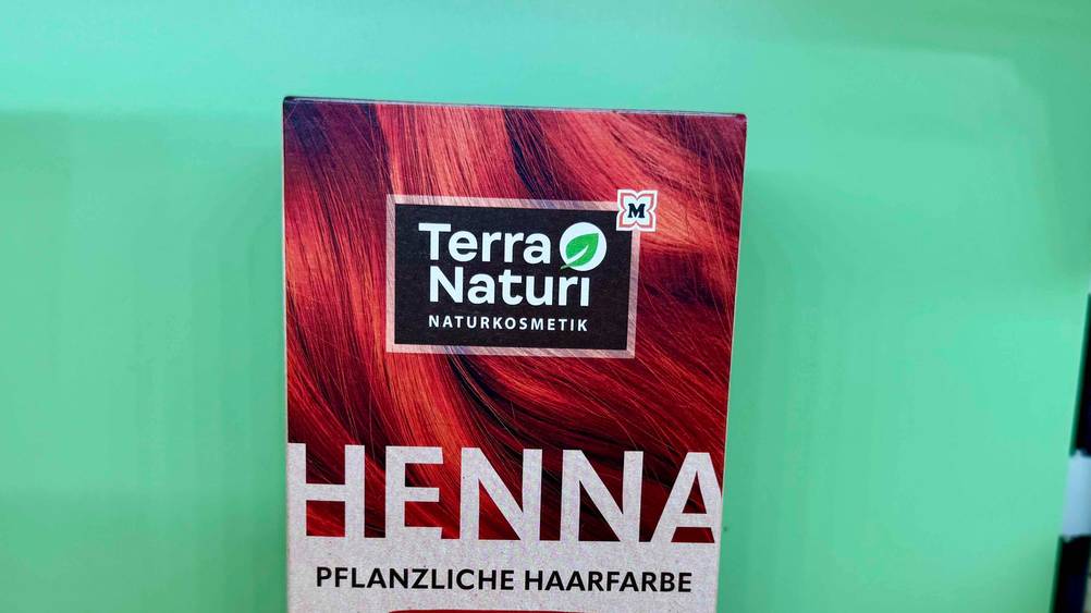 Pflanzenhaarfarbe im Test: Nahaufnahme des Logos auf der Verpackung.