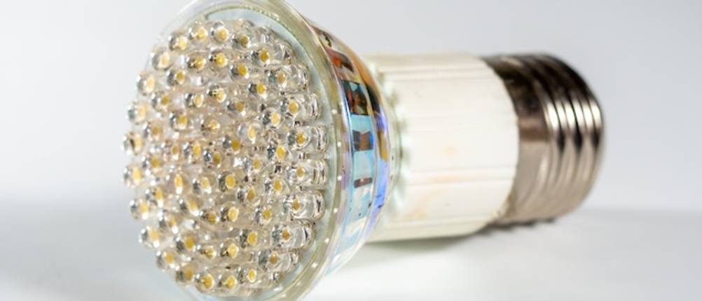 Pflanzenlampe-E27-Test: Nahaufnahme einer Pflanzenlampe mit LEDs vor weißem Hintergrund.