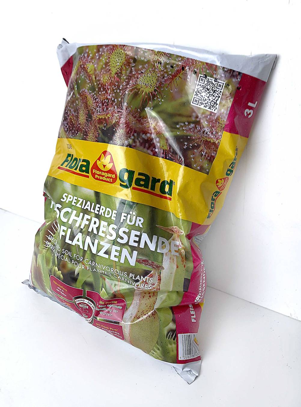 Ein Sack der getesteten Pflanzerde lehnt an einer hellen Wand.