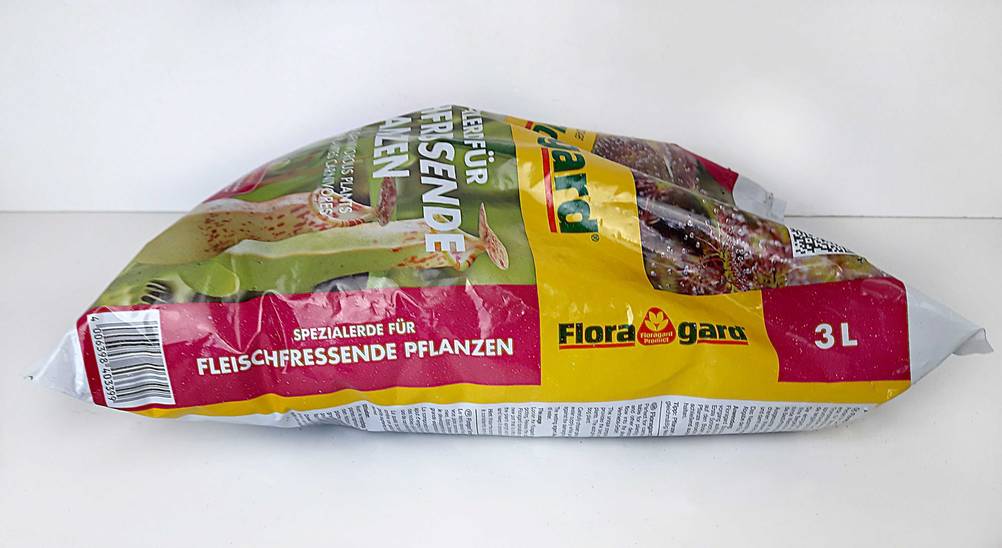 Eine Packung der Pflanzerde im Test auf der einer hellen Fläche von der Seite.