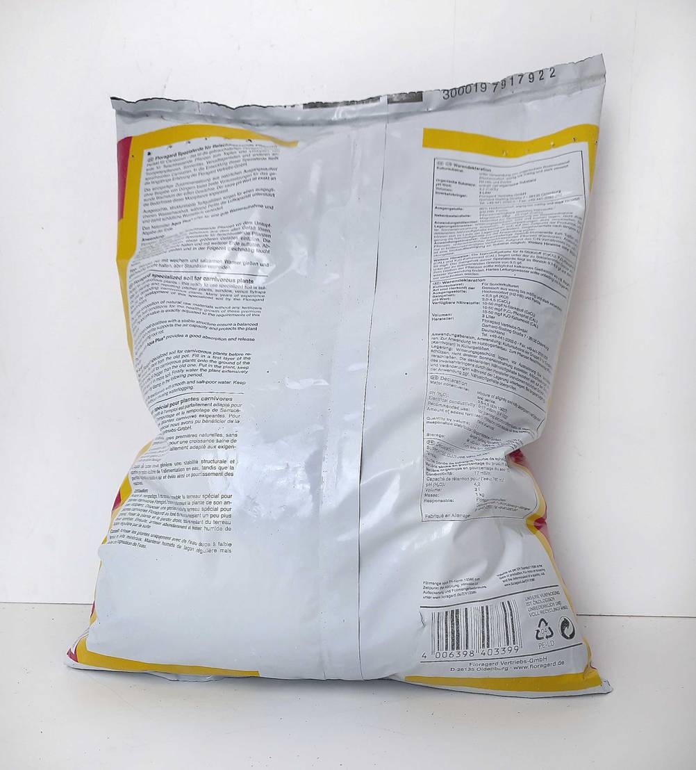 Vor einer hellen Wand befindet sich ein Sack der getesteten Pflanzerde mit der Rückseite nach vorne.