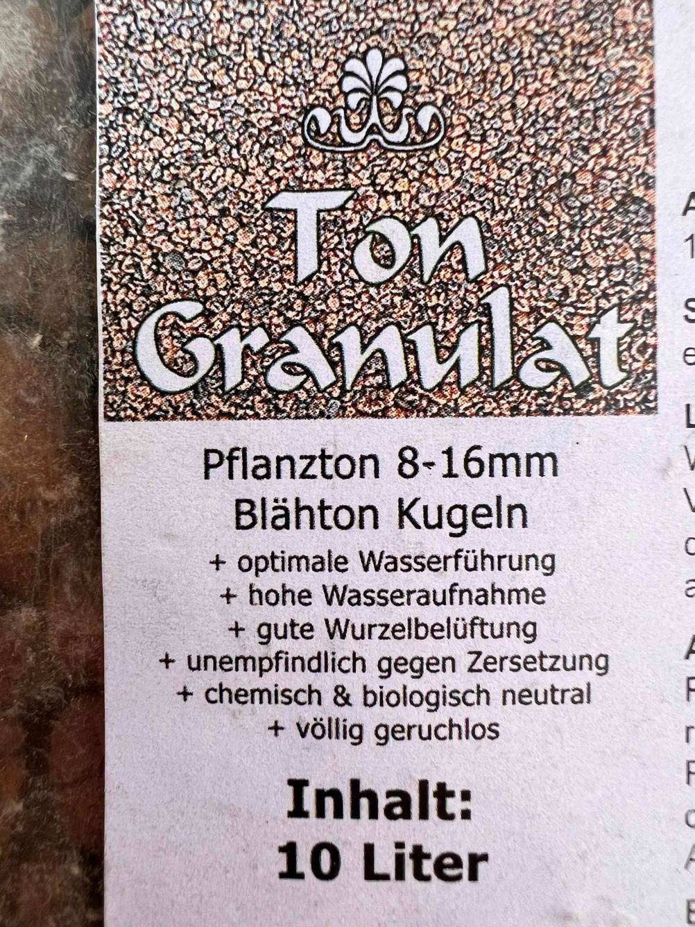 Detailaufnahme des Logos mit Informationen eines Pflanzgranulat im Test.
