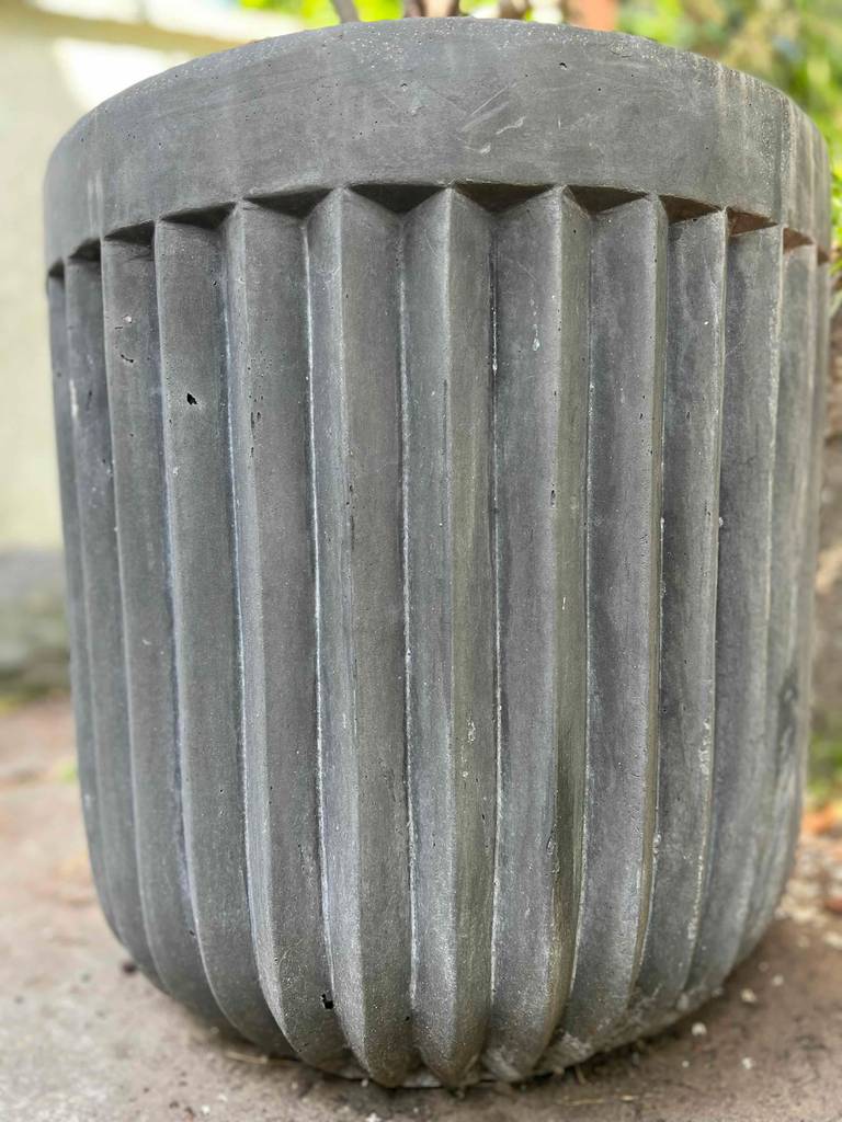 Nahaufnahme von einem anthrazit Beton-Pflanzkübel im Test.