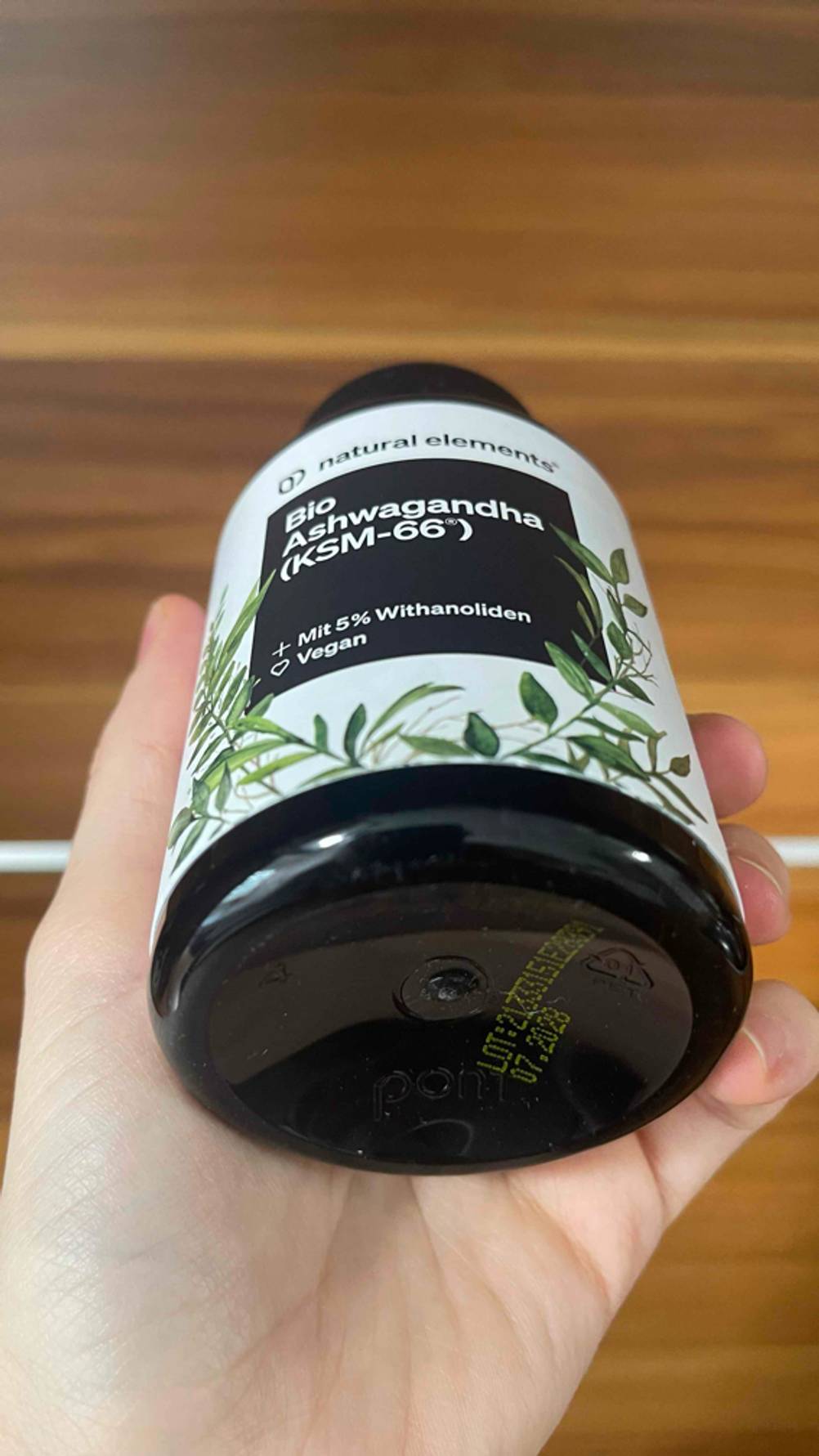 Nahaufnahme des Verfallsdatums auf dem Boden der weiß etikettierten, blickdichten Dose mit dem pflanzlichen Beruhigungsmittel im Test.