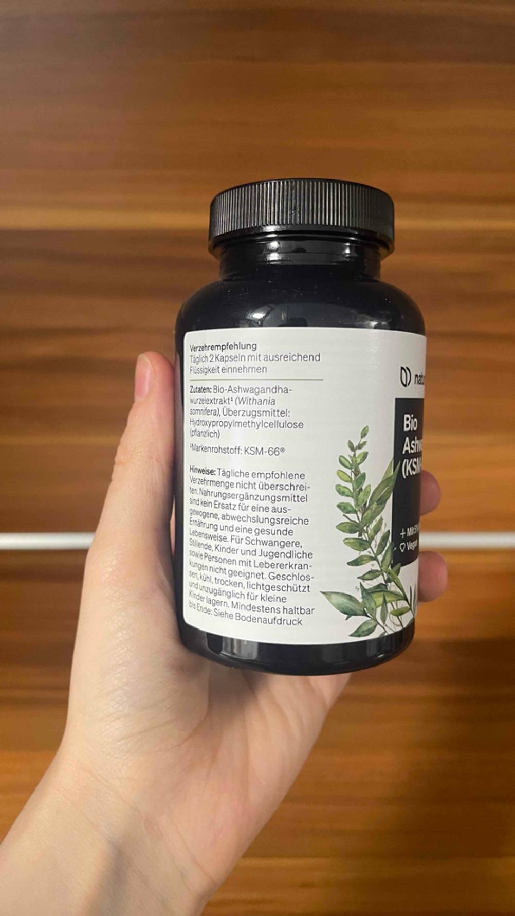 Nahaufnahme der Anleitung zum Verzehr auf der blickdichten Dose, die das pflanzliche Beruhigungsmittel im Test enthält.