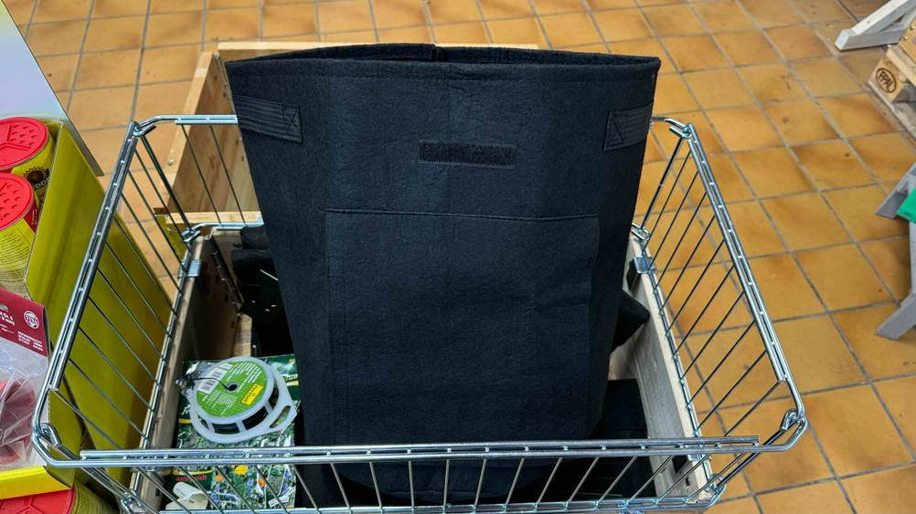 Ein getesteter Pflanzsack in einem Verkaufsregal mit Gitter von vorne.