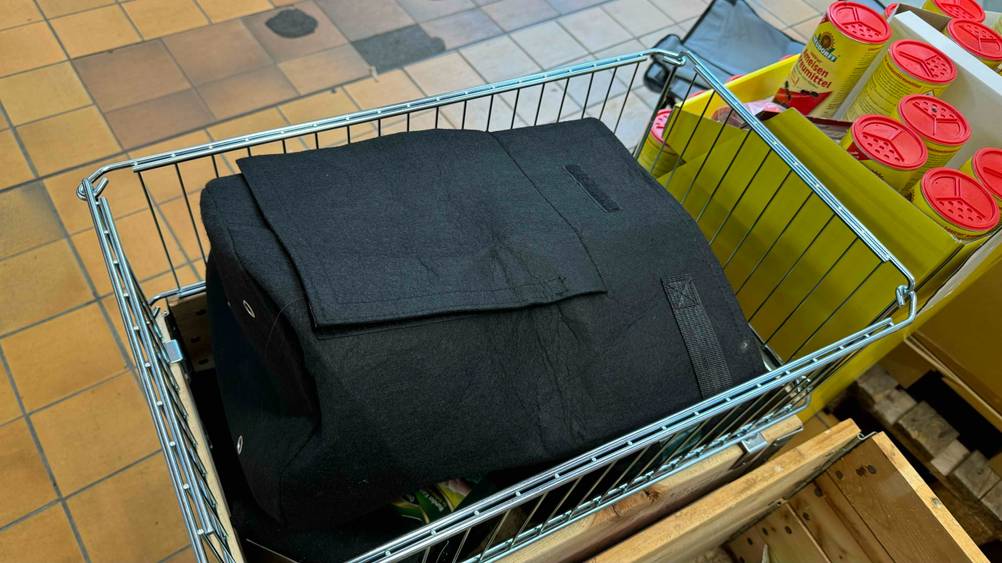 Pflanzsack getestet: Ein Pflanzsack liegend in einem Verkaufsregal.