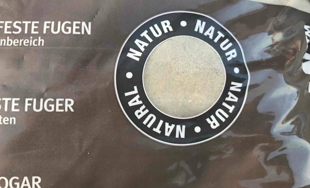 Im Test: Sichtfenster einer Packung Pflasterfugenmörtel.