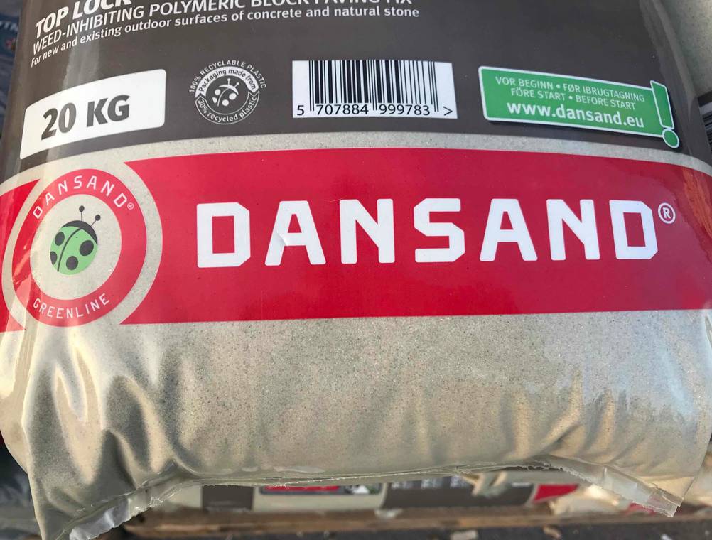 Nahaufnahme der Markenbezeichnung auf einer Packung des getesteten Pflasterfugenmörtels.