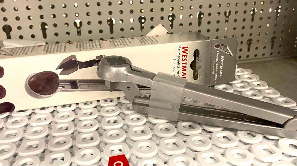 Getesteter Pflaumenentsteiner der Marke Westmark befindet sich vor der Verpackung.