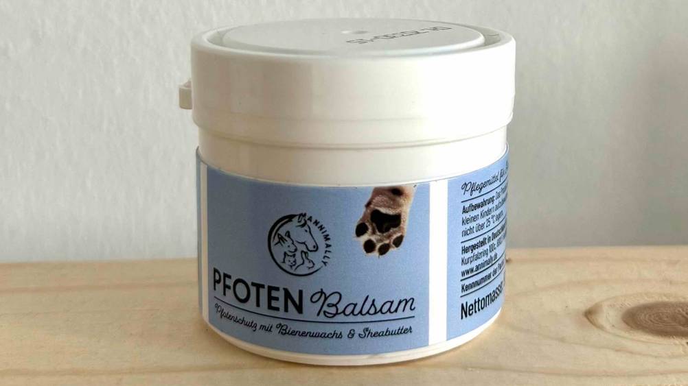 Pfotenbalsam getestet: Nahaufnahme der Dose mit Logo und Artikelbezeichnung.