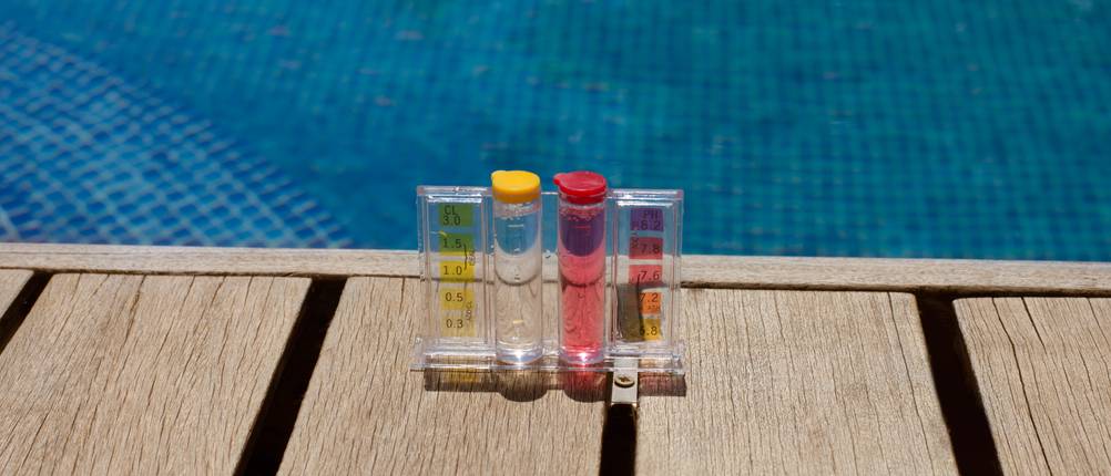 PH-Minus Test an einem Poolrand