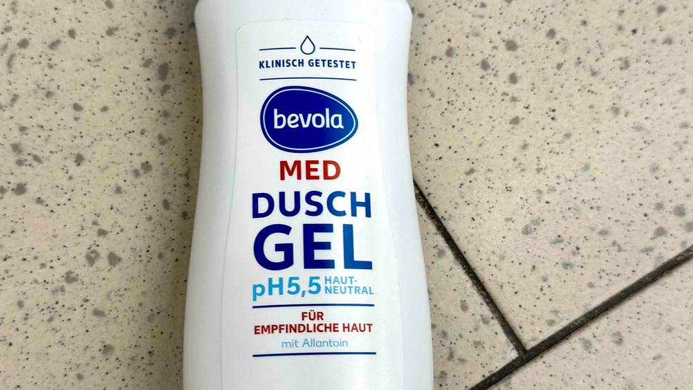 PH-neutrales Duschgel-Test: Nahaufnahme der Vorderseite der Verpackung mit Logo und Artikelbezeichnung.