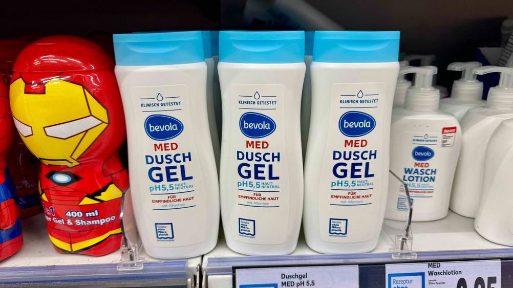 Mehrere Flaschen des PH-neutrales Duschgel im Test in einem Verkaufsregal neben anderen Produkten.