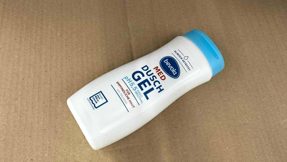 PH-neutrales Duschgel im Test: Eine Flasche liegt horizontal auf einem Karton.