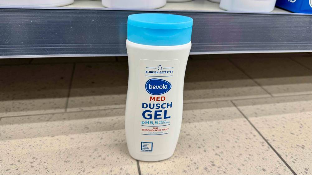 Vor einem Regal steht ein getestetes PH-neutrales Duschgel auf dem Boden.