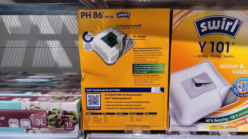 Die Rückseite der Verpackung des getesteten Vakuumbeutels, die in einem Regal steht.