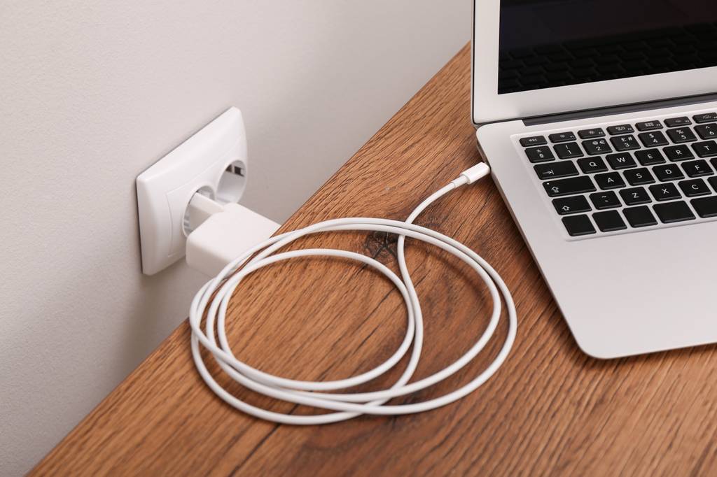 Phasenkoppler im Test: Ein Laptop wird an der Steckdose geladen.