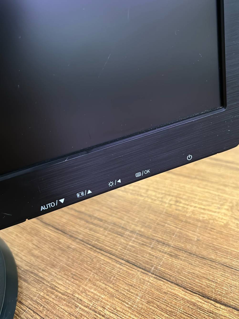 Detailansicht der Tastenbeschriftung eines getesteten 22-Zoll-Monitors.