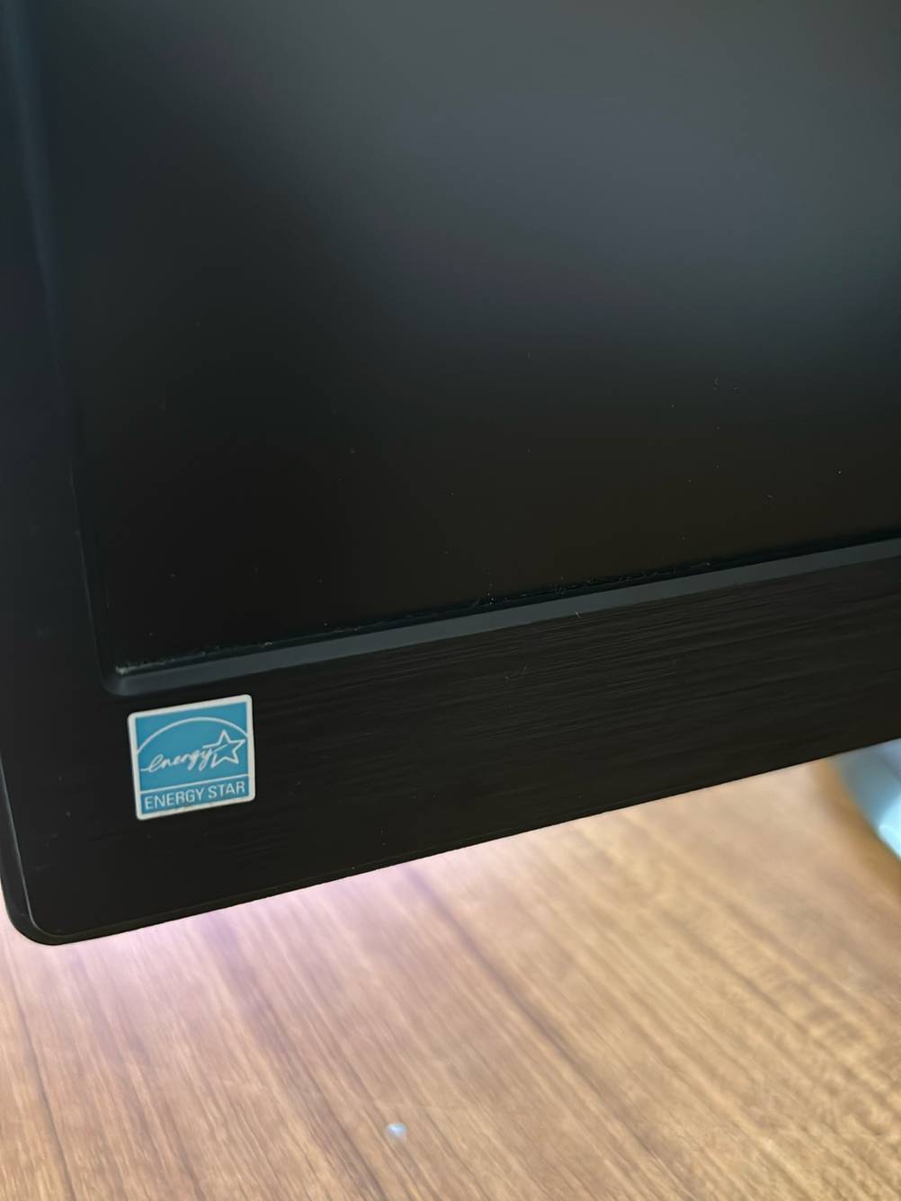 22-Zoll-Monitor im Test: In der linken unteren Ecke ist der Energy Star-Aufkleber angebracht.